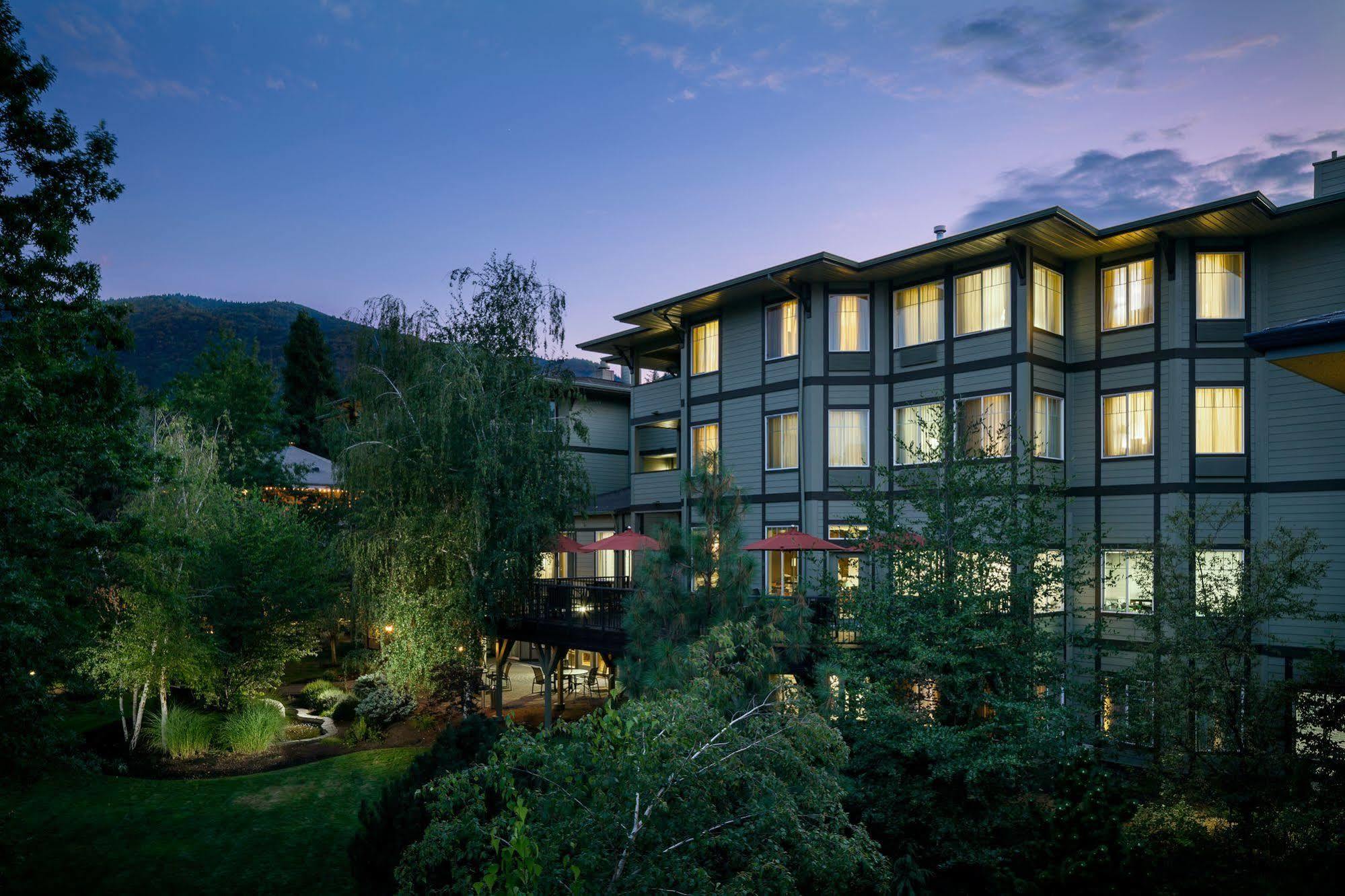 Plaza Inn & Suites At Ashland Creek Exterior foto